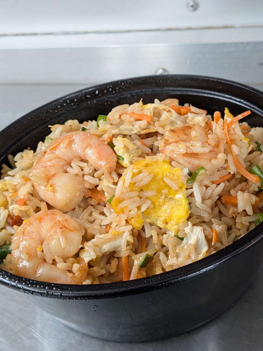 Shrimp fried rice with vegetables and egg